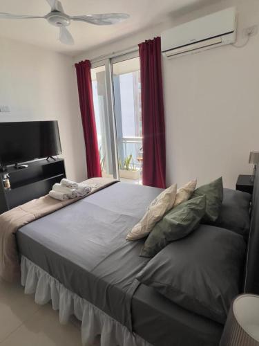 a bedroom with a large bed with a window at DEPARTAMENTO Solar in Resistencia