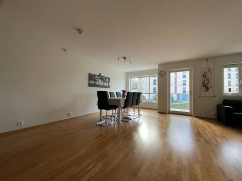 una sala de estar vacía con mesa y sillas en 84m2 3 sleeping rooms which direct traffic to airport and city center en Bergen