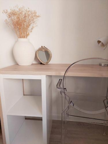 - une table avec un vase et un miroir dans l'établissement Perfect Studio down the Sacré Coeur, à Paris