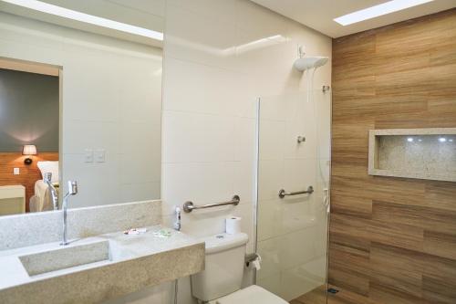 La salle de bains est pourvue de toilettes, d'un lavabo et d'une douche. dans l'établissement Pousada Encanto dos Canyons, à Piranhas