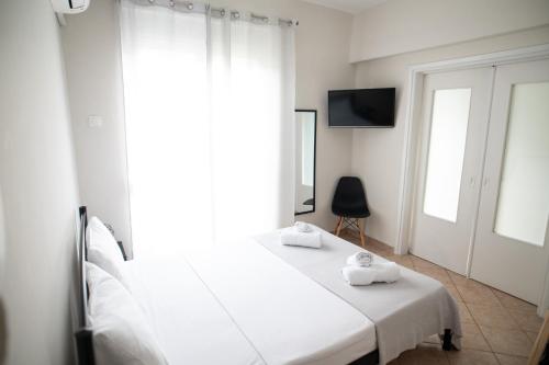 - une chambre avec un lit et 2 serviettes dans l'établissement Green Oasis Apartment, à Alexandroúpolis