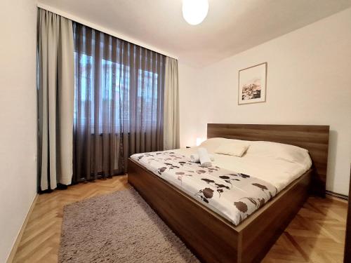 En eller flere senge i et værelse på Apartment Dina Sarajevo