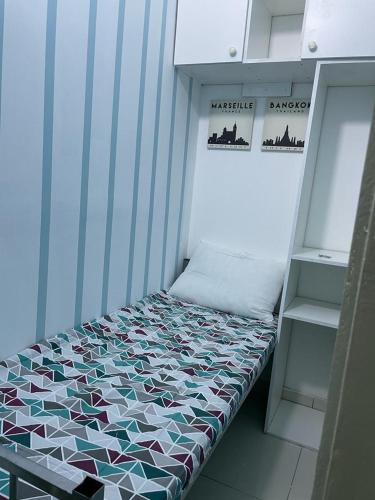 een klein bed in een kamer met: bij Partations For Rent in Dubai