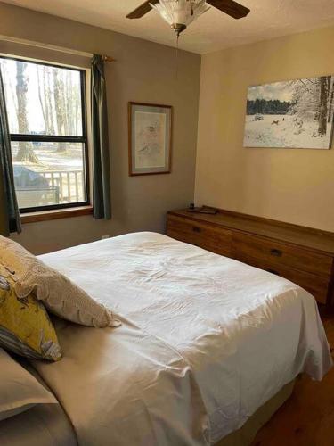 Cama o camas de una habitación en Private cozy cabin in the woods with great view