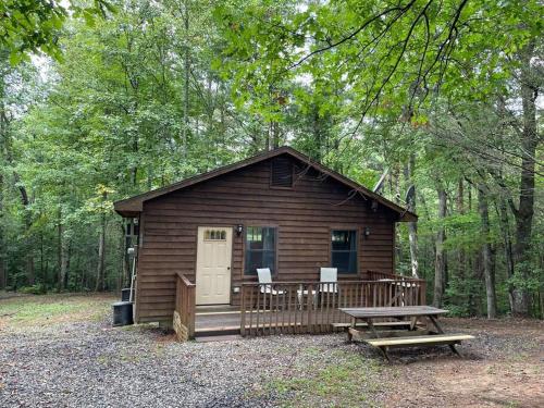 Jardín al aire libre en Private cozy cabin in the woods with great view