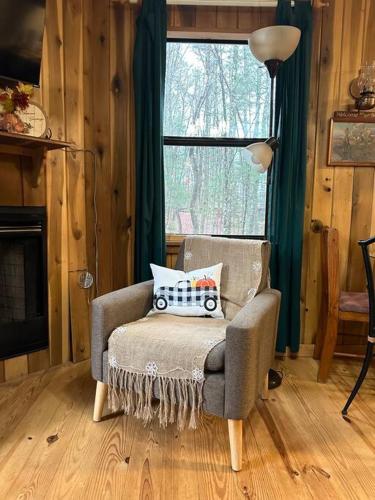 Zona de estar de Private cozy cabin in the woods with great view