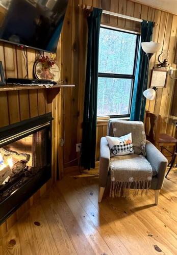 Zona de estar de Private cozy cabin in the woods with great view