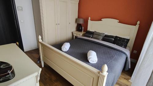una camera da letto con un letto e due asciugamani di Quiet 1BDRM with FREE and secured Garage in Iztok a Sofia