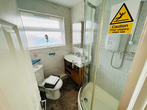 uma casa de banho com um chuveiro, um WC e um lavatório. em 2 Bedroom Chalet SB109, Sandown Bay, Isle of Wight em Brading