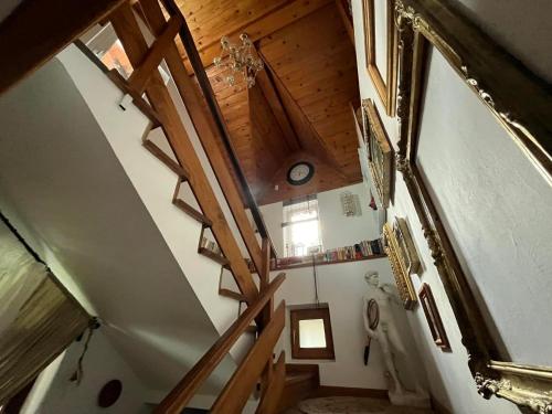 布希坦尼的住宿－Bohemian Chalet，房屋内木制楼梯的顶部景色