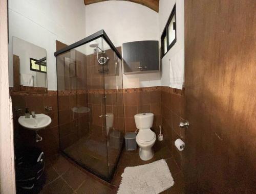 ein Badezimmer mit Dusche, Toilette und Waschbecken in der Unterkunft Cottage Refuge in Rionegro