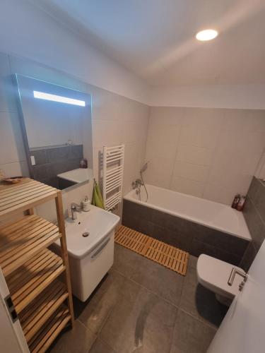 ミクロフにあるKonig Mikulovのバスルーム(バスタブ、洗面台、トイレ付)