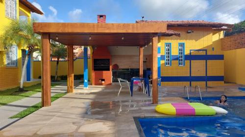 a swimming pool in a backyard with a house at Salinopolis- casa com piscina in Salinópolis