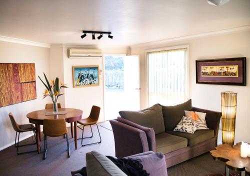 Χώρος καθιστικού στο Captain's Quarters Bermagui