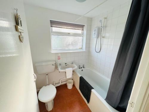 uma casa de banho com um WC, uma banheira e um lavatório. em 2 Bedroom Chalet SB177 Sandown Isle of Wight em Brading
