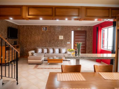 - un salon avec un canapé et une table dans l'établissement The House of Passos, à Ponta do Sol