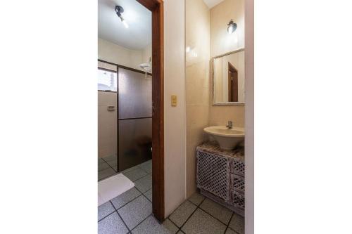 La salle de bains est pourvue d'un lavabo, de toilettes et d'un miroir. dans l'établissement Apartamento rústico e confortável a 200m do mar - PSD204, à Florianópolis