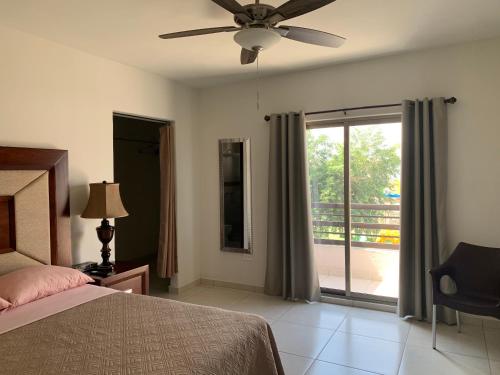 a bedroom with a bed and a ceiling fan at Casas Residenciales Ciudad Obregón in Ciudad Obregón