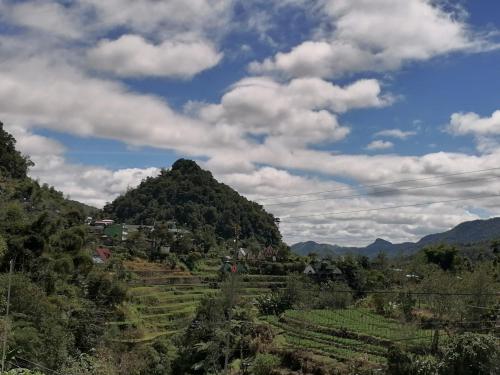 Blick auf ein Tal mit einem Berg in der Unterkunft Ilob Transient House in Banaue