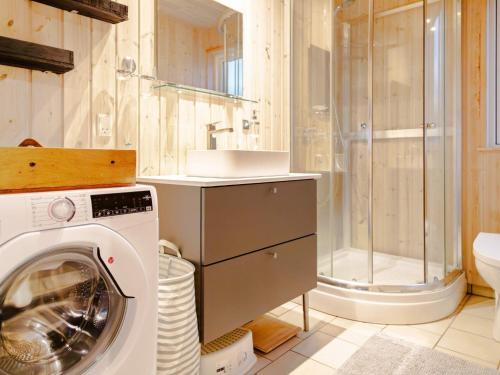 DannemareにあるHoliday home Dannemare XLIIIのバスルーム(洗濯機、シャワー付)