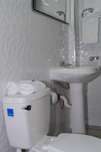 Un baño de Suite and Business