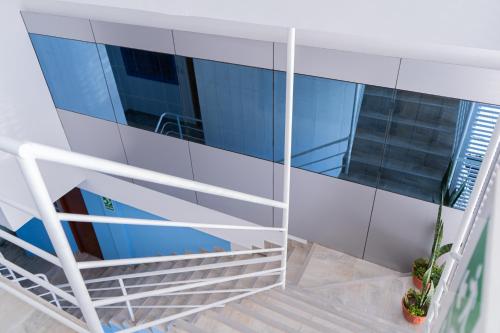 una escalera en un edificio con cristal azul en Suite and Business, en Pucallpa