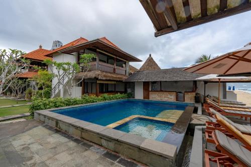倫邦岸島的住宿－Ketut Losmen Bungalows Lembongan，一座房子后院的游泳池