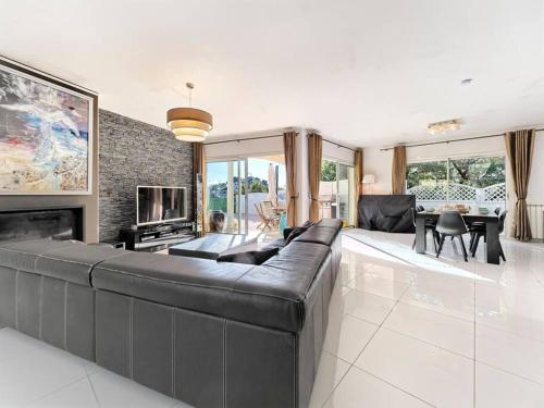 SUPERBE VILLA CLIMATISEE AVEC PISCINE CHAUFFEE-TERRASSE-VUE MER et MONTAGNE