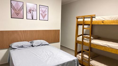 سرير بطابقين أو أسرّة بطابقين في غرفة في Guaru Inn Hostel