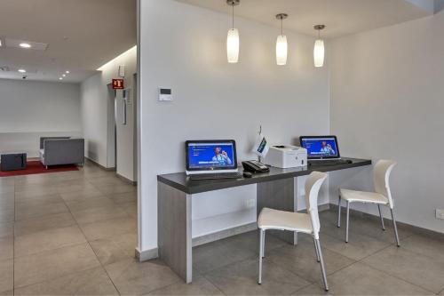 Телевизор и/или развлекательный центр в City Express Junior by Marriott Puebla Angelopolis