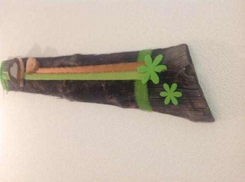 a wooden bookmark with a green clover on it at fabienne - Silvretta Premium Card Betrieb in Galtür