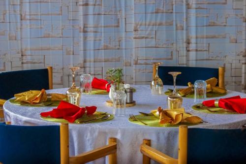 une table avec des assiettes et des serviettes en haut dans l'établissement Little Amanya Camp, à Amboseli