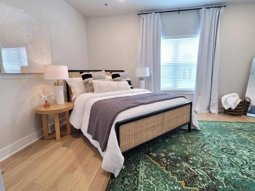 費耶特維爾的住宿－Gulley Park Brand new walking distance to Trails，一间卧室配有一张大床和绿色地毯。