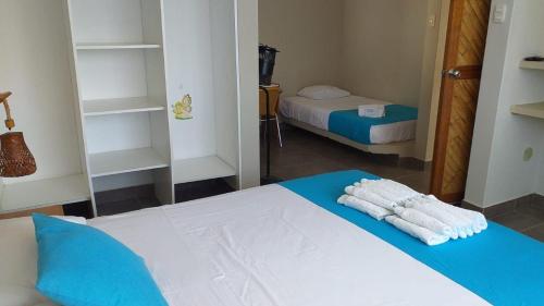 mały pokój z łóżkiem i lustrem w obiekcie Casasol_mancora w mieście Piura