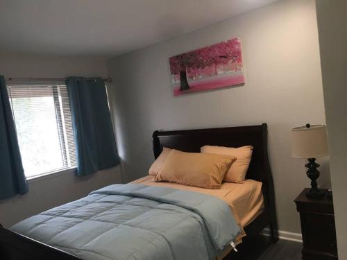 a bedroom with a bed and a window at Entire Twnhouse 2bdrms 3Bthrm 2Qbeds 2Levls Fncd Bkyard in Greenbelt