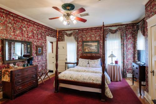 a bedroom with a bed and a ceiling fan at Walnut Street Inn in Springfield