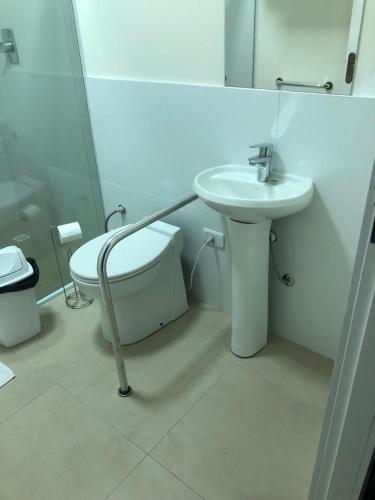 Bilik mandi di Recanto das Pedras Lodgin