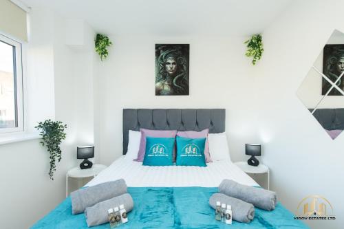 sypialnia z dużym łóżkiem z niebieskimi poduszkami w obiekcie Medusa Apartment - The Gaze of Town w Southampton