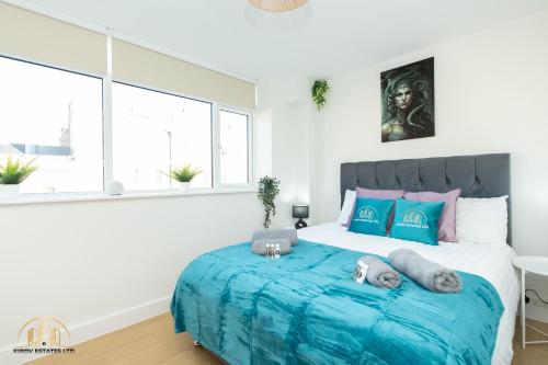 sypialnia z dużym łóżkiem z niebieską pościelą w obiekcie Medusa Apartment - The Gaze of Town w Southampton
