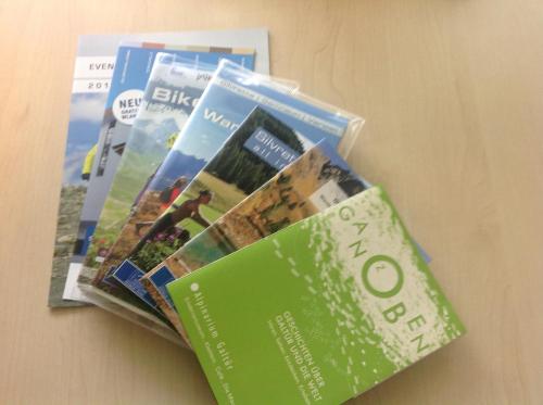 a stack of magazines sitting on top of a table at fabienne - Silvretta Premium Card Betrieb in Galtür