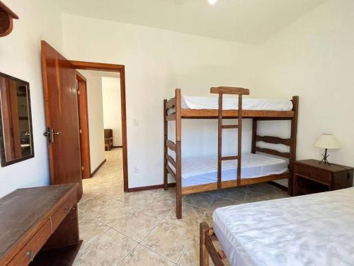 1 Schlafzimmer mit 2 Etagenbetten und einem Flur in der Unterkunft Apto 50m da areia com wifi in Cabo Frio