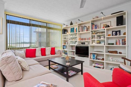 Μια τηλεόραση ή/και κέντρο ψυχαγωγίας στο Family friendly apartment with a stunning view