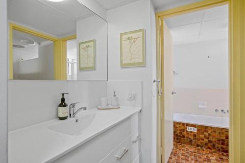 Ένα μπάνιο στο Family friendly apartment with a stunning view