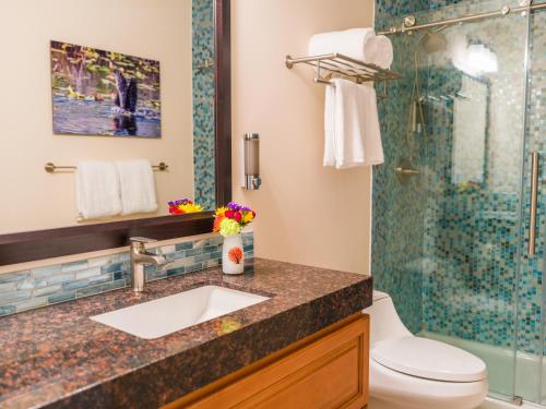 ein Bad mit einem Waschbecken und einer Dusche in der Unterkunft Seaside Villas in Fort Lauderdale