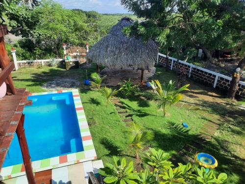 - une vue aérienne sur une cour avec une piscine dans l'établissement Sea la vie casita, à Las Peñitas