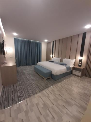 Al Anoud & Aljawhara Apartments tesisinde bir odada yatak veya yataklar