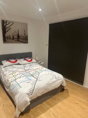 Un dormitorio con una cama con una pizarra. en Self-contained en-suite room in Wembley, en Londres