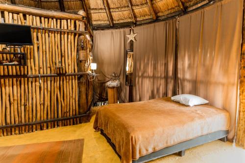 a bedroom with a bed in a wicker room at Posada Barahona in Izamal