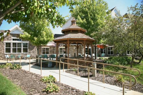 Ein Garten an der Unterkunft Residence Inn Des Moines West at Jordan Creek Town Center