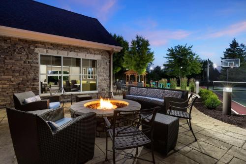 Ein Patio oder anderer Außenbereich in der Unterkunft Residence Inn Des Moines West at Jordan Creek Town Center
